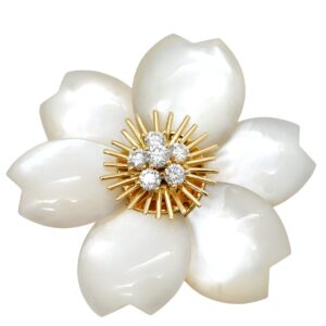 ヴァンクリーフアーペル Van Cleef & Arpels ブローチ ローズ ド ノエル ミディアム パールホワイトXイエローゴールド 750YG 18K シェル ダイヤ VCARA53400 【箱】 【中古】中古美品