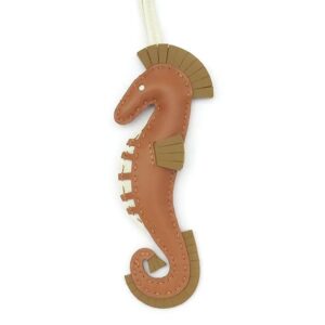 エルメス HERMES バッグチャーム イポ アニョーミロ ゴールド×クラフト×クレ 茶 オフホワイト タツノオトシゴ B 【箱】 【中古】未使用保管品