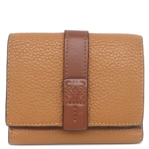 ロエベ LOEWE 三つ折り財布 トライフォールド ウォレット カーフ ソフトグレインカーフ ブラウン シルバー金具 茶 レッド アナグラム コンパクトウォレット 【中古】中古美品