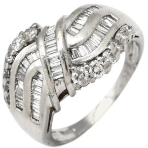 リング 指輪 ダイヤ 0.90ct プラチナシルバー Pt900 プラチナ パヴェ メレダイヤ 3列 3連 ウェーブ バゲットカット 13号 【中古】中古品