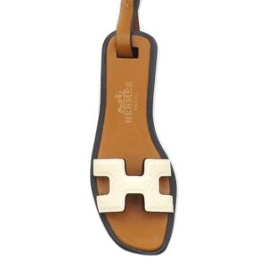 エルメス HERMES バッグチャーム オランナノ ヴォーエプソン ヴォーバトラー ヴァッシュハンター ナタ×ナチュラルサブレ 新品 未使用 アイボリー 茶 サンダル型 【箱】 【中古】
