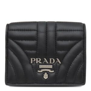 プラダ PRADA 二つ折り財布 メタルロゴ コンパクトウォレット レザー ブラック マットシルバー金具 ソフトカーフ キルティング 1MV204 【中古】